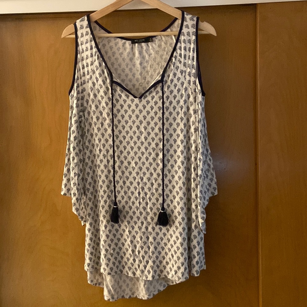 Max Jeans cold shoulder top, 3/4 length sleeves. Soft, thin material.